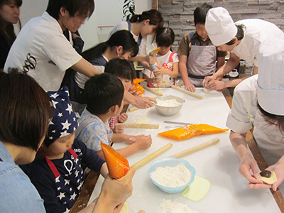 パンづくり体験（エコール・マミ）